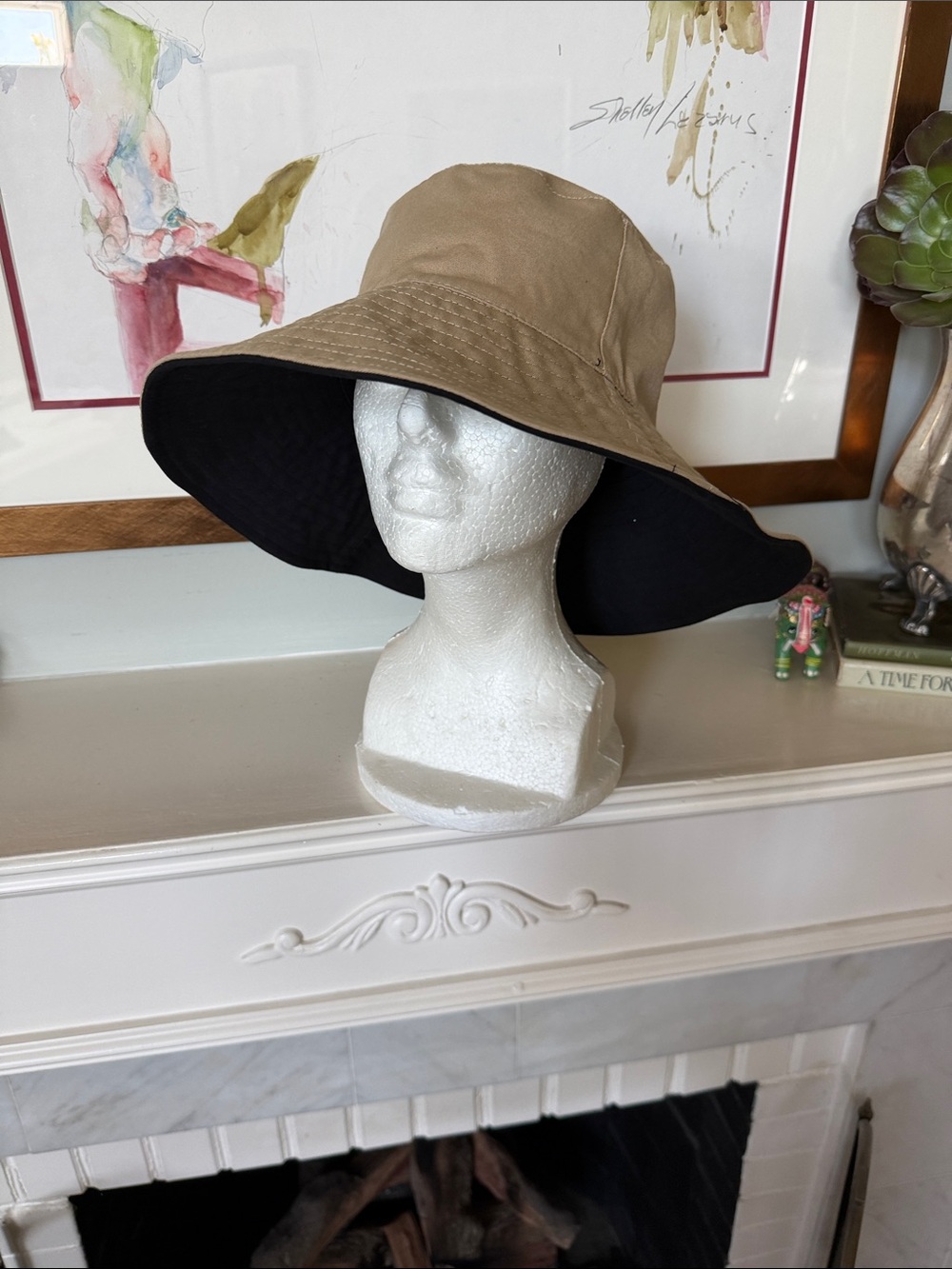Reversible Wide-Brim Sun Hat in Black and Beige - Picture 2 of 5